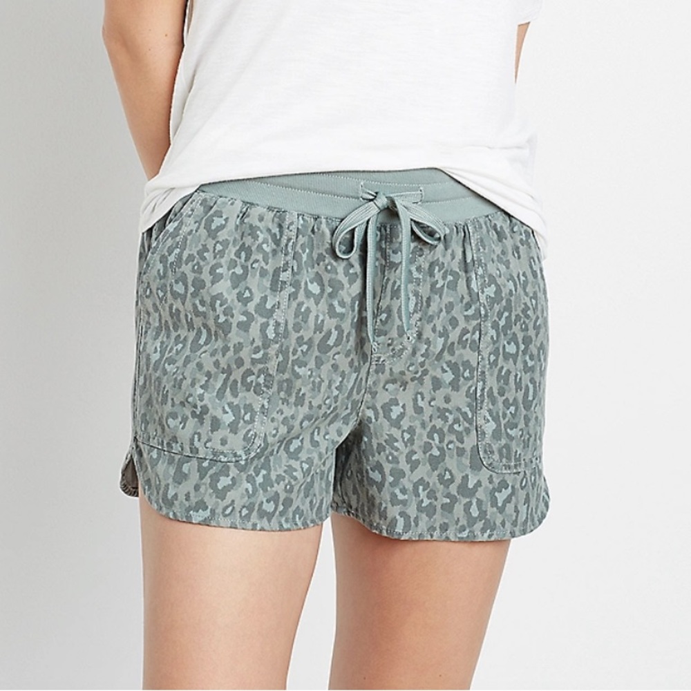 NWT Olive Leopard Weekender Cotton Short women large